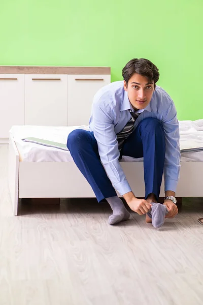 Empleado joven de negocios tarde a la oficina — Foto de Stock