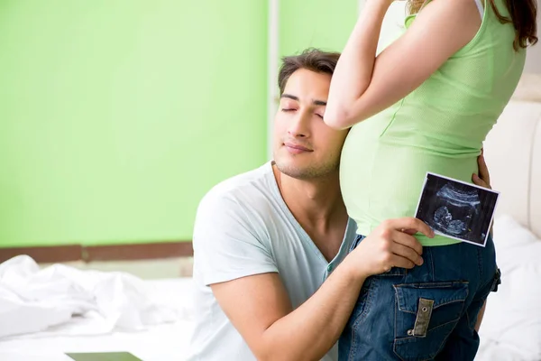 Genç aile hamileliği öğreniyor. — Stok fotoğraf