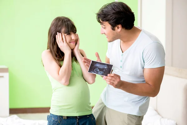Νεαρή οικογένεια ανακαλύπτουν σχετικά με την εγκυμοσύνη — Φωτογραφία Αρχείου