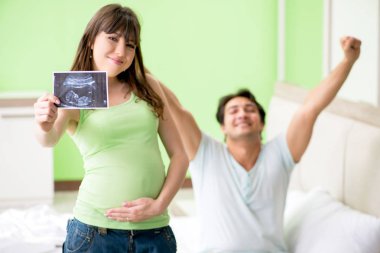 Genç aile hamileliği öğreniyor.