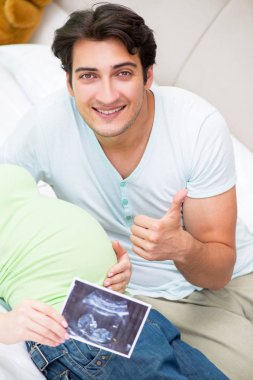 Genç aile hamileliği öğreniyor.