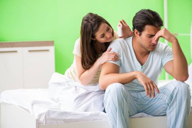 Kadın memnuniyeti için ilaç kullanan adam.  