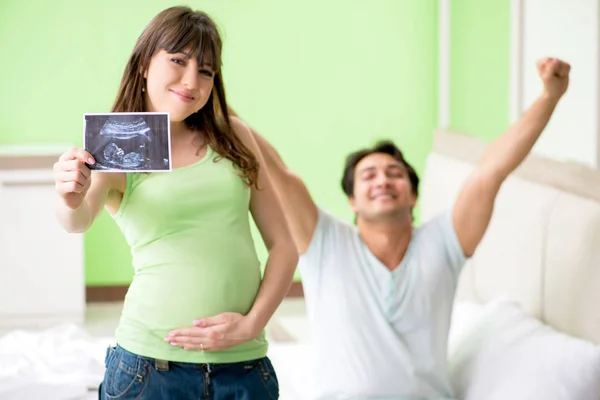 Junge Familie erfährt von Schwangerschaft — Stockfoto