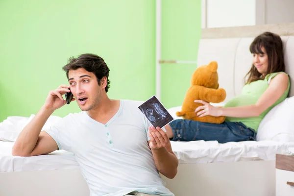 Familia joven averiguando sobre el embarazo — Foto de Stock