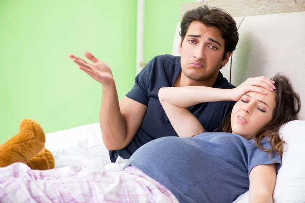 Ung man som tar hand om sin gravida fru — Stockfoto