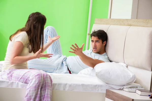 Frau und Mann bei Streit im Schlafzimmer — Stockfoto