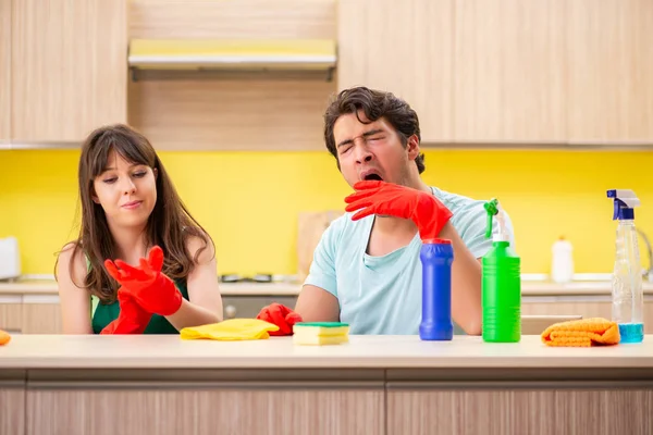 Junges Paar arbeitet in der Küche — Stockfoto