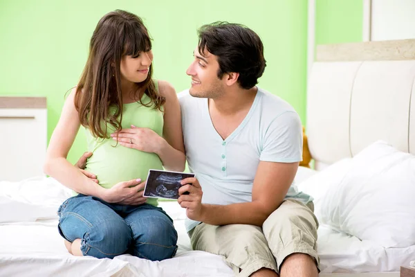 Família jovem descobrir sobre a gravidez Imagens Royalty-Free