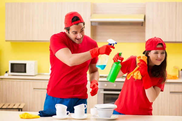 Schoonmaken van professionele aannemers in de keuken — Stockfoto