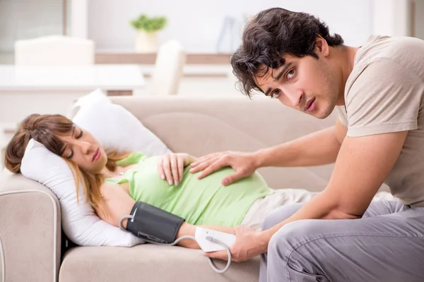 Esposo comprobar embarazada esposas presión arterial — Foto de Stock