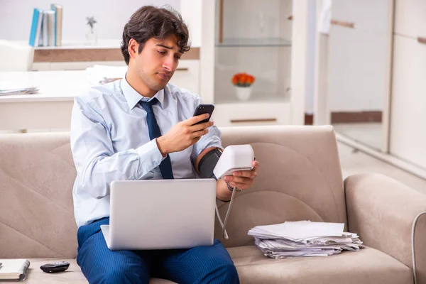 L'uomo sotto stress misura la sua pressione sanguigna — Foto Stock