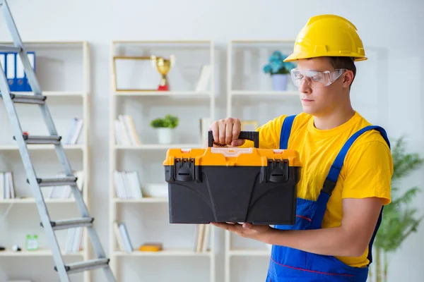 Ung entreprenör som utför reparationsarbeten på kontoret — Stockfoto