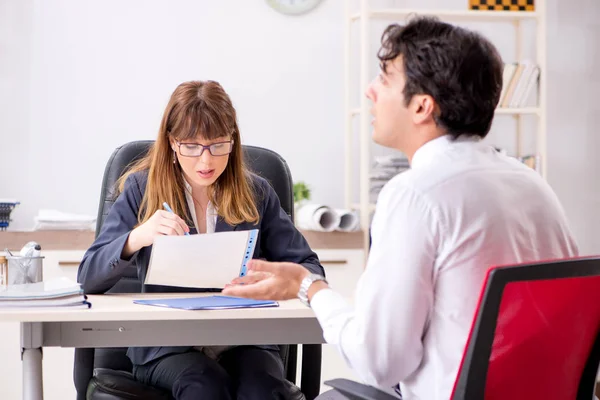 Mann og kvinne diskuterer i embetet – stockfoto