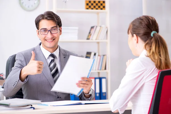 Man och kvinna diskuterar i ämbetet — Stockfoto