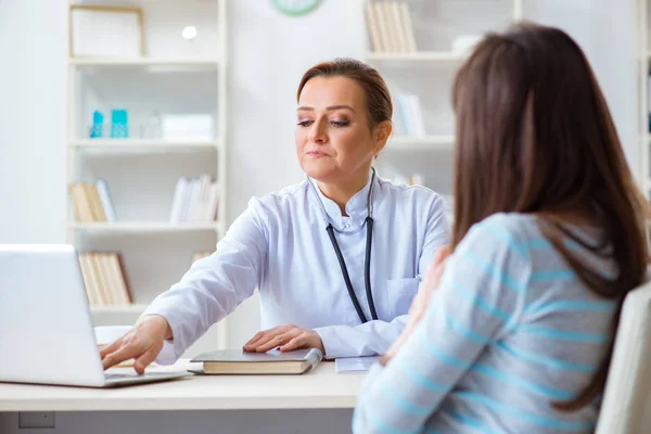 Frau Besucht Ärztin Zur Regelmäßigen Untersuchung — Stockfoto