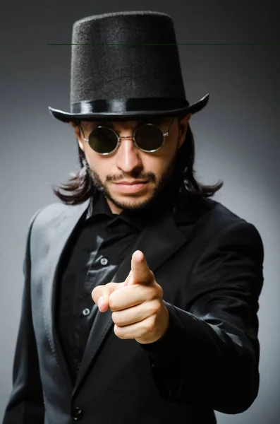 Concepto vintage con hombre con sombrero de copa negro — Foto de Stock