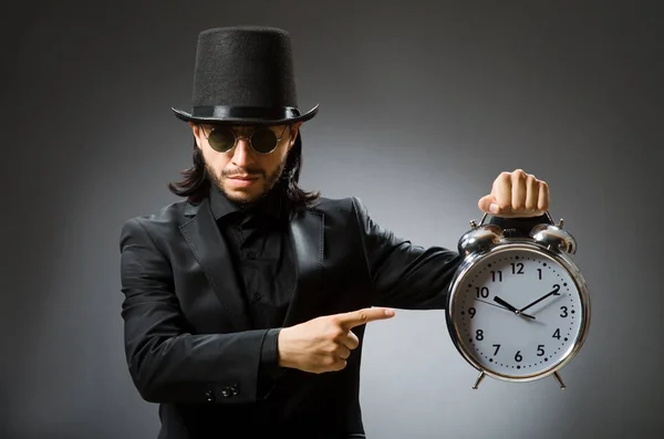 Concepto vintage con hombre con sombrero de copa negro —  Fotos de Stock