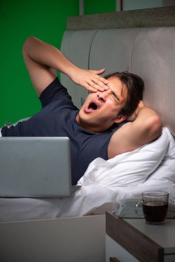 Genç yakışıklı adam evinde uykusuzluk çekiyor.