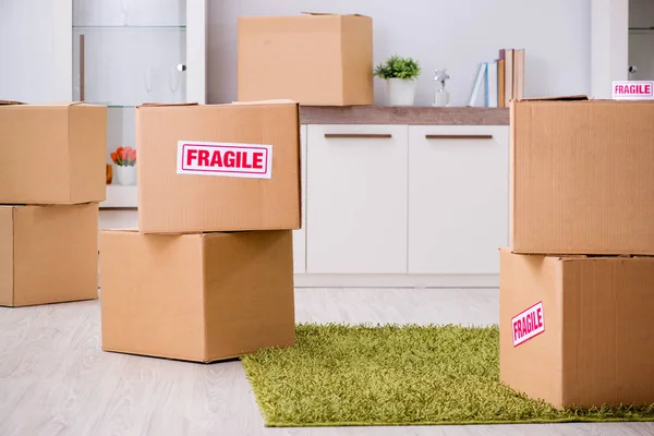 Man moving house and relocating with fragile items — Stock Photo, Image