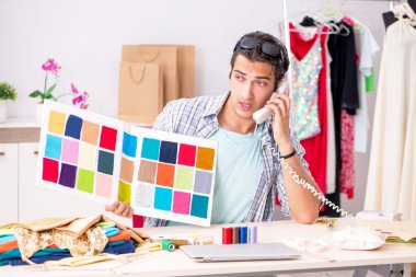 Atölyesinde çalışan yakışıklı bir terzi.