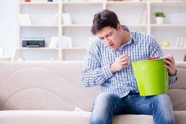 Hasta adam evde enfeksiyon ve mide rahatsızlığı çekiyor.