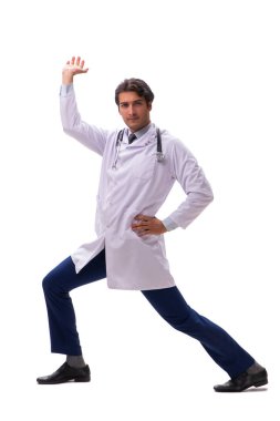 Baskı altındaki genç ve yakışıklı doktor beyazlara izole edilmiş.