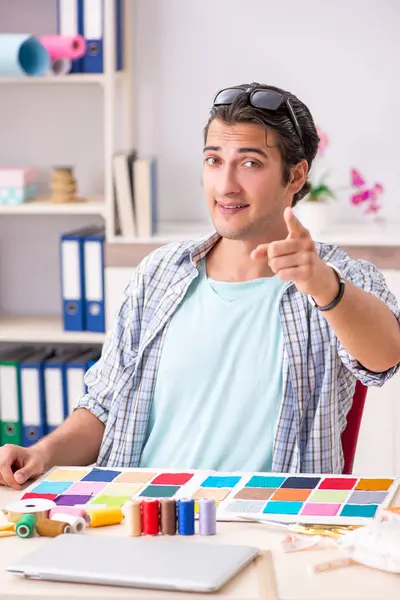 Joven sastre guapo trabajando en su taller —  Fotos de Stock