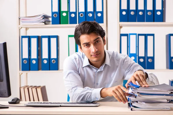 Junger gutaussehender Geschäftsmann arbeitet im Büro — Stockfoto