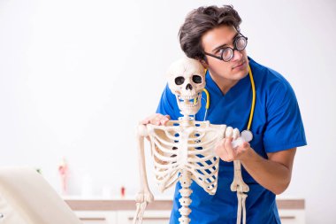 Hastanede iskeleti olan komik bir doktor.