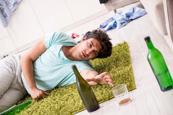 Jovem bêbado bonito homem depois de festa em casa — Fotografia de Stock