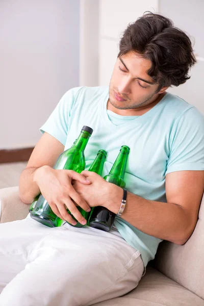 Jovem bêbado bonito homem depois de festa em casa — Fotografia de Stock