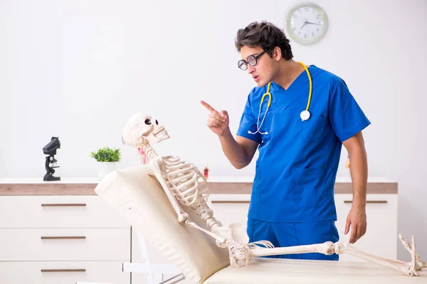 Médico divertido con esqueleto en el hospital — Foto de Stock