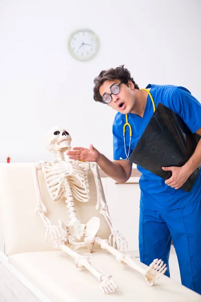 Rolig läkare med skelett på sjukhus — Stockfoto