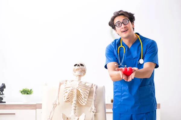 Hastanede iskeleti olan komik bir doktor. — Stok fotoğraf