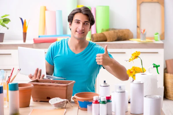 Joven hombre decoración de cerámica en clase — Foto de Stock