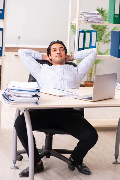 Junge Mitarbeiterin sitzt im Büro — Stockfoto