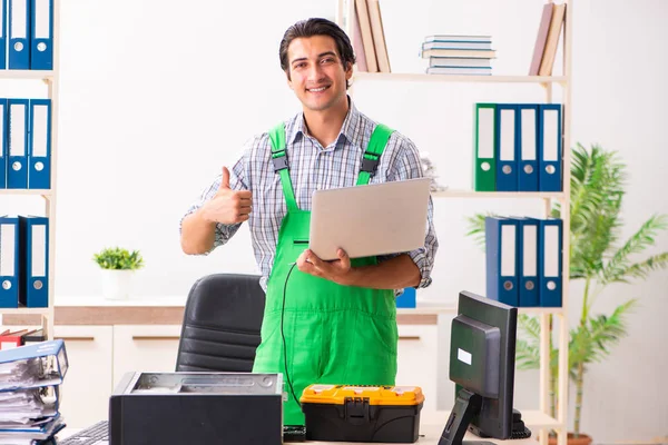 Jonge ingenieur repareert kapotte computer op kantoor — Stockfoto