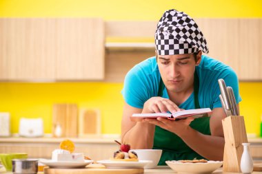 Adam evde pasta hazırlıyor.