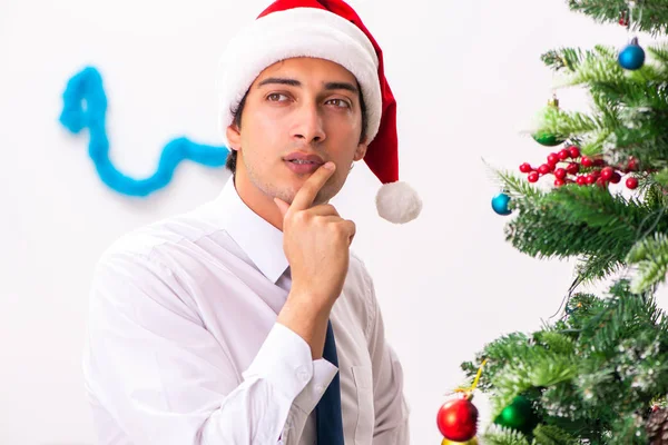 Empregado empresário celebrando o Natal no escritório — Fotografia de Stock