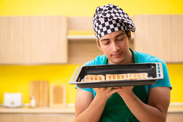 Человек готовить торт на кухне дома — стоковое фото
