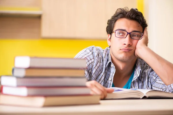 Estudiante preparándose para el examen sentado en la cocina — Foto de Stock