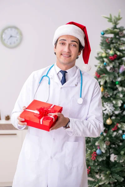 Γιατρός με κουτί δώρου στο νοσοκομείο — Φωτογραφία Αρχείου