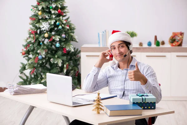 Telesales operator during christmas sale on the phone — Stock Photo, Image