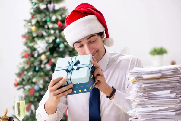 Jovem empregado empresário no escritório conceito de Natal — Fotografia de Stock