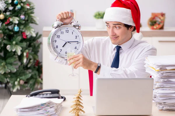 Jovem trabalhador que trabalha no escritório no turno de Natal — Fotografia de Stock