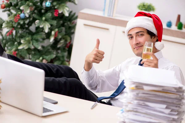 Jovem trabalhador que trabalha no escritório no turno de Natal — Fotografia de Stock