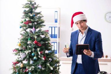 Genç çalışan işyerinde Noel 'i kutluyor