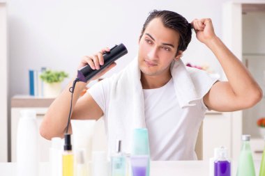 Tuvaletteki genç yakışıklı adam hijyen konseptinde. 