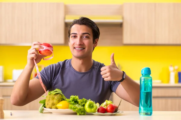 食事と健康的な食事のコンセプトの若い男 — ストック写真