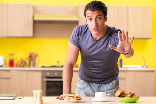 Jovem no conceito de comida não saudável — Fotografia de Stock